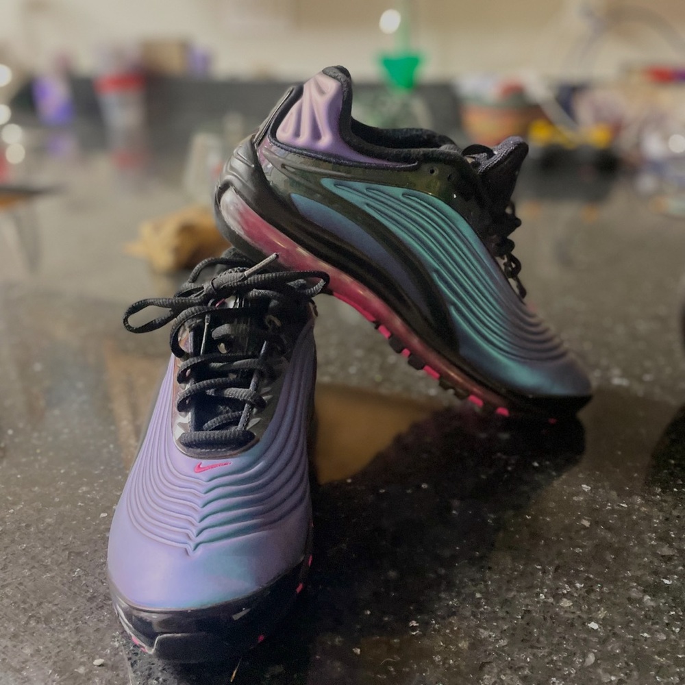 Nike Air Max Deluxes Womens size 6.5. Just like new! Originally 180$